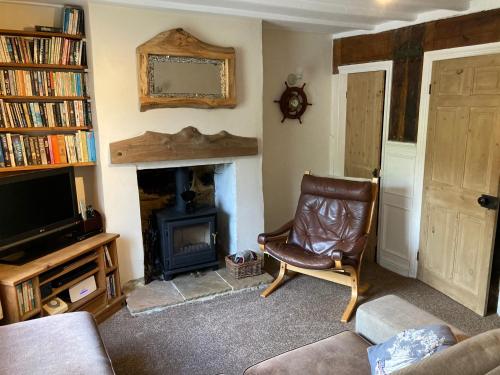 Holmedale Cottage with outdoor terrace in the heart of Robin Hoods Bay