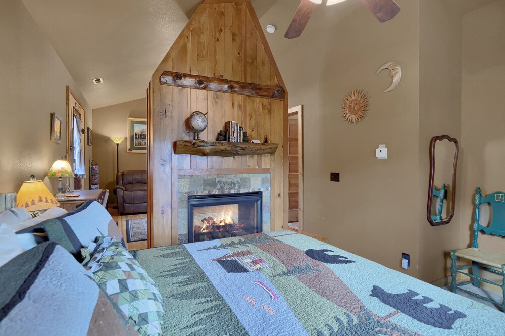 Pikes Peak Guest Cabin at Rocky Mountain Lodge - photo 7