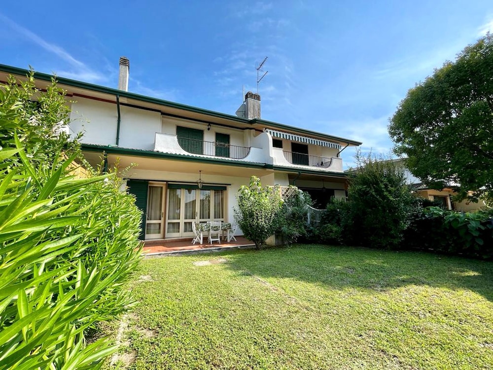 Lovely Villa With Private Garden — 4-Star Luxury Hotel in Caorle, Italy