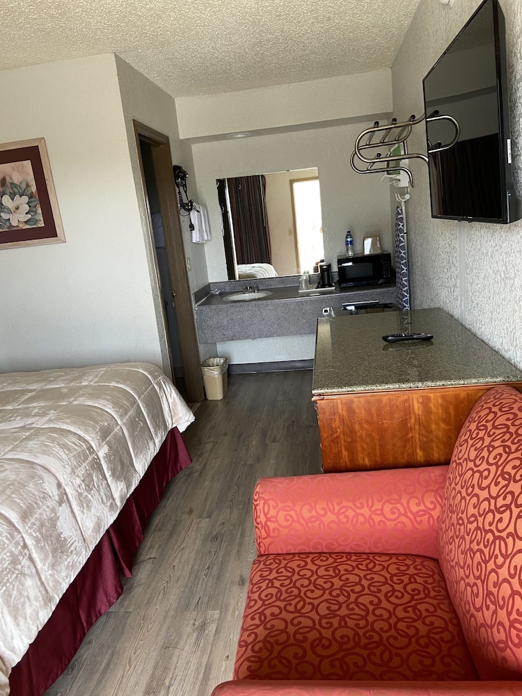 Colonial Inn - photo 11