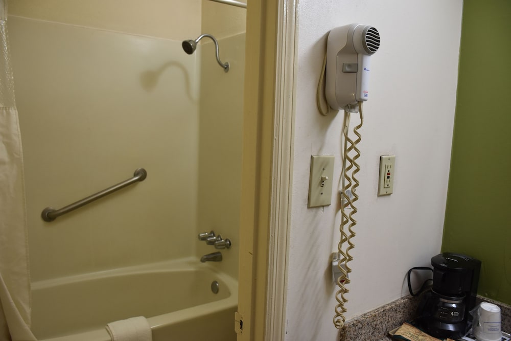 Super 8 by Wyndham Tifton - photo 28