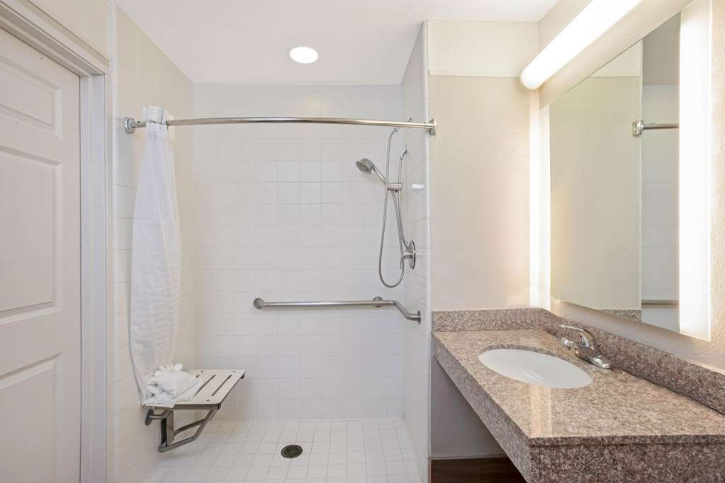 La Quinta Inn & Suites by Wyndham Modesto Salida - photo 10