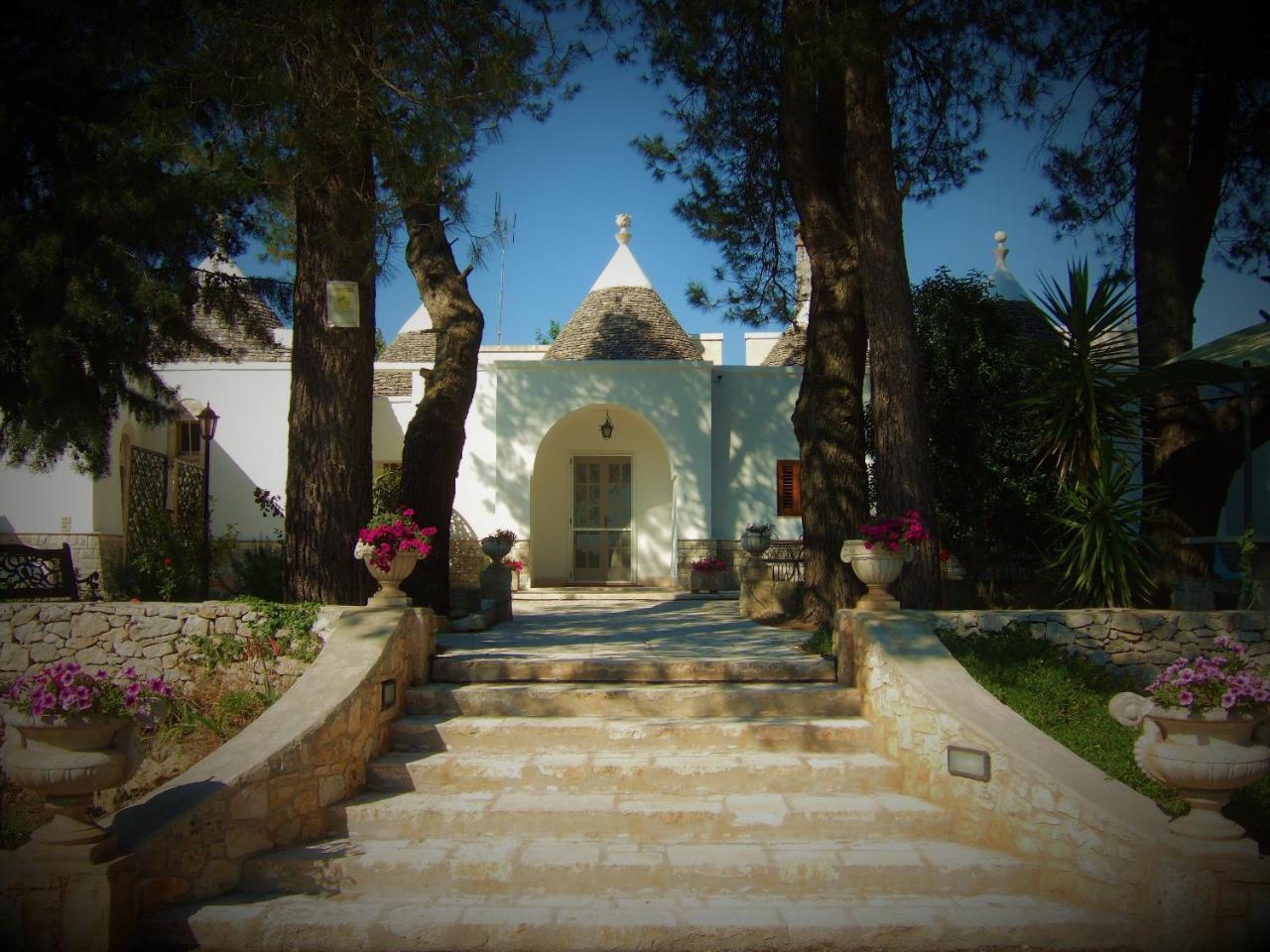 Trulli Con Piscina Privata in Locorotondo, Italy