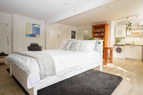 Stylish Studio in Heart of Annandale Village - last minute hotel in Sydney