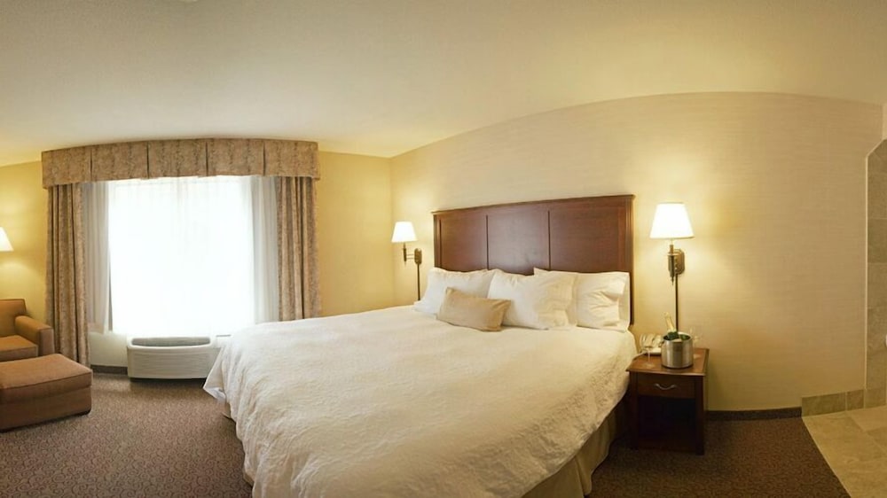Hampton Inn & Suites West Bend - photo 8
