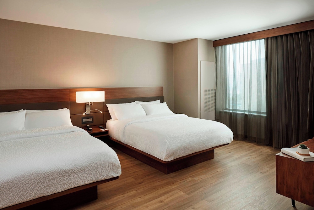AC Hotel by Marriott Cincinnati at The Banks - photo 14