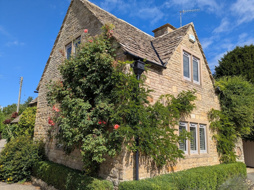Mill Stream Cottage — 4-Star Luxury Hotel in Cheltenham, United Kingdom