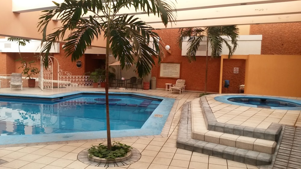Indoor/outdoor pool