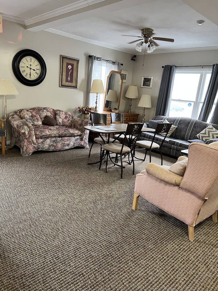 Oswego Inn - photo 4