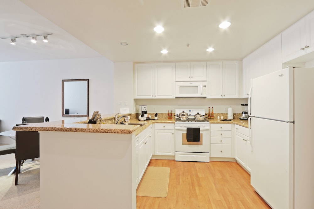 Global Luxury Suites at The Village - photo 24