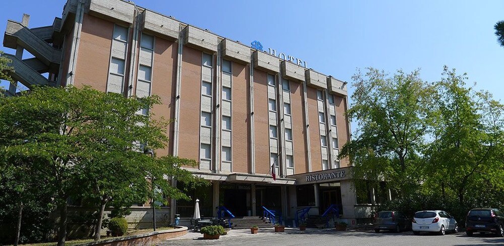 Hotel Grassetti — 4-Star Luxury Hotel in Corridonia, Italy