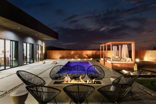 Pool Spa DayBeds Firepit Golf - carbon neutral hotel in Joshua Tree