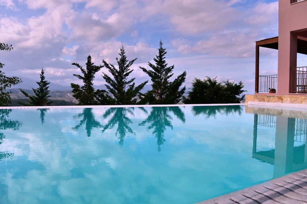 Youktas Villas — 4-Star Luxury Hotel in Irakleion, Greece