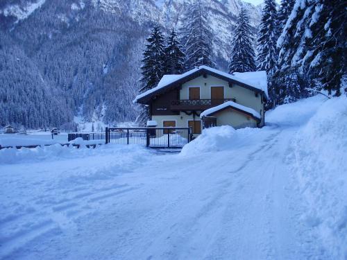 Appartamenti Chalet Al Lago — 4-Star Luxury Hotel in Rocca Pietore, Italy