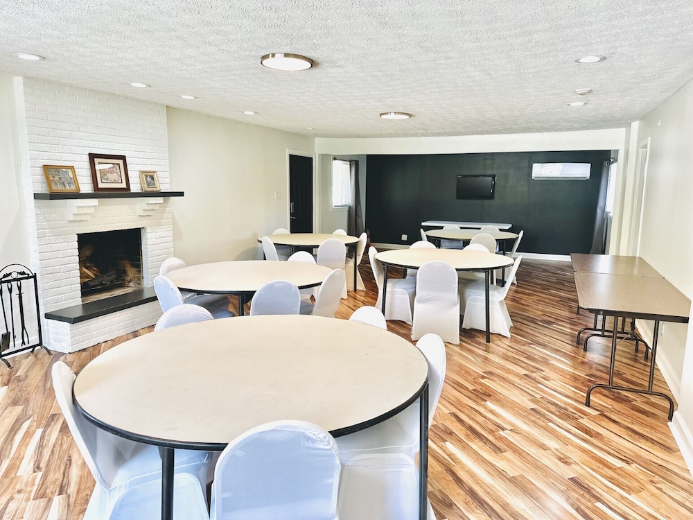 Speedway Legacy Inn - photo 46