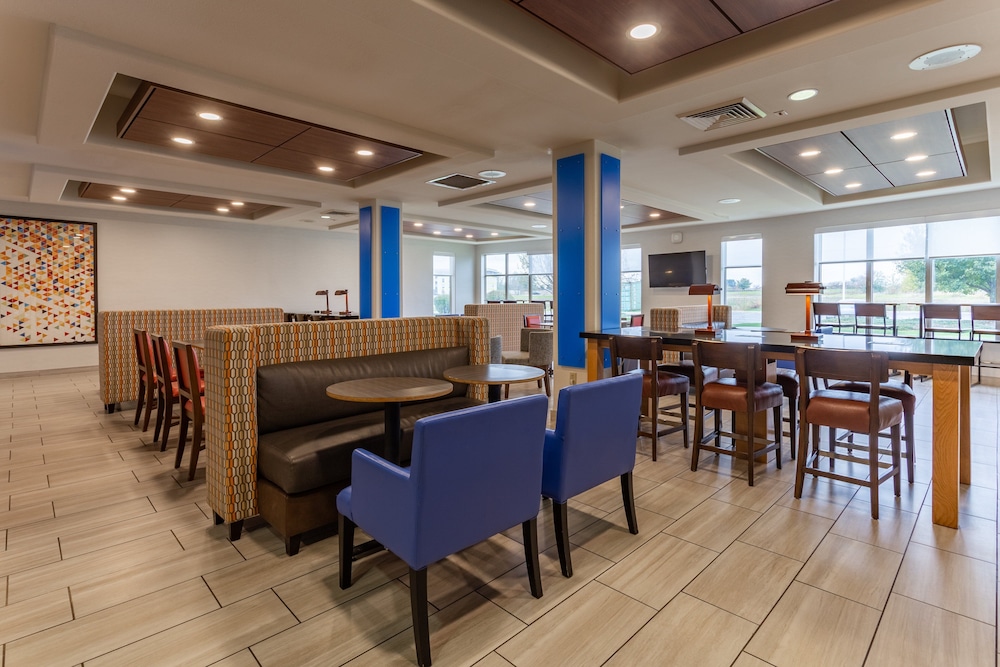 Holiday Inn Express Hotel & Suites Rockford Loves Park by IHG - photo 47