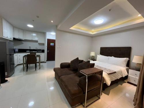 Sheryll Escapes 305 La Grande Studio cozy condo with hotel amenities — 4-Star Luxury Hotel in Angeles City, Philippines