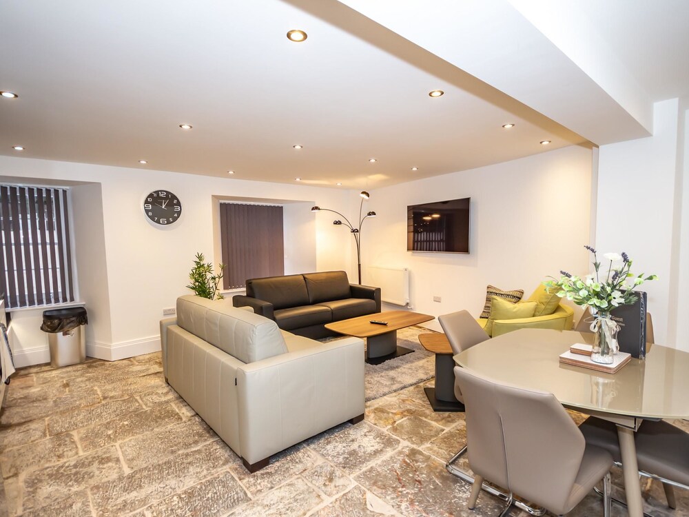 2 Bed The Sandringham Suite by Smart Welcomes — 5-Star Luxury Hotel in Plymouth, United Kingdom