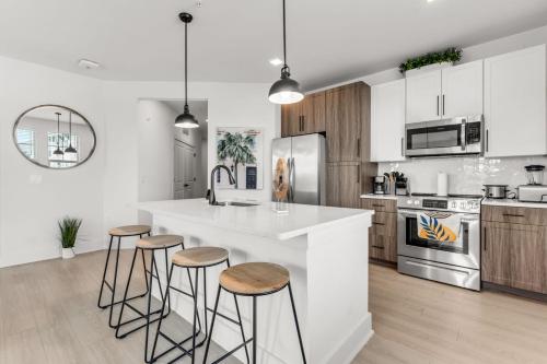 Sunny 2 Bed Oasis Pool and Gym in Apollo Beach — 4-Star Luxury Hotel in Apollo Beach, United States
