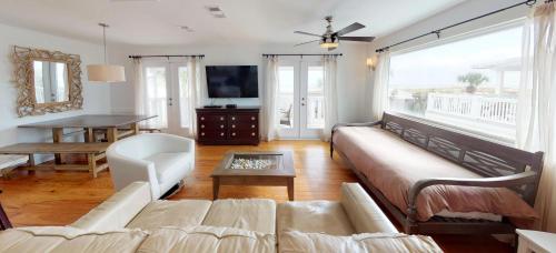 Best Beach Cottage Two Gorgeous Ocean Views Renovated Like Pottery Barn Beach Steps Away — 4-Star Luxury Hotel in Saint Augustine Beach, United States