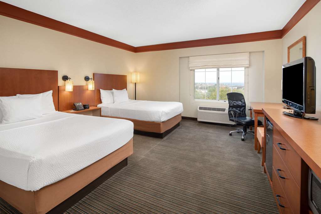 La Quinta Inn & Suites by Wyndham Atlanta Ballpark Galleria - photo 34