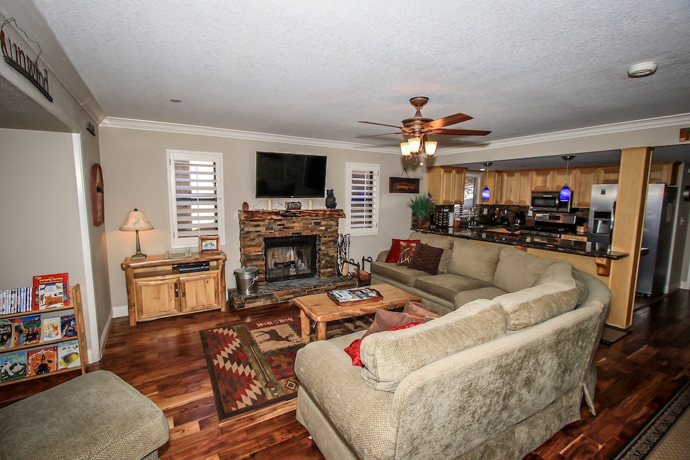 Summit Getaway Condo Affordable and ideally located Wood burning fireplace Walk to Ski Resort in Big Bear Lake, United States