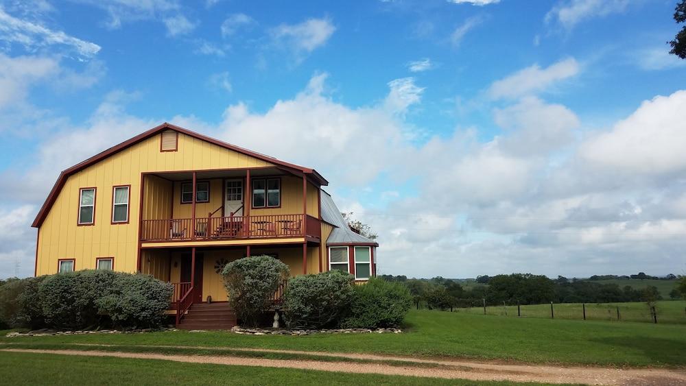 Scenic Hill Retreat - carbon neutral hotel in Brenham