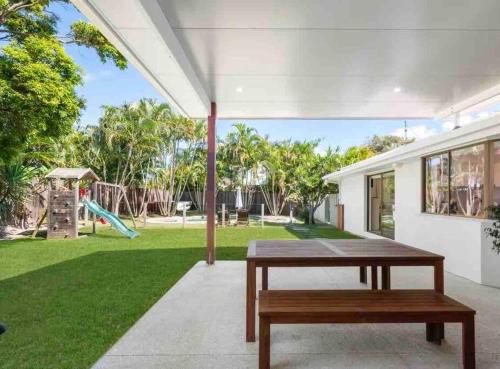 Modern Beach home with large private gardens — Sunrise Beach — photo 2
