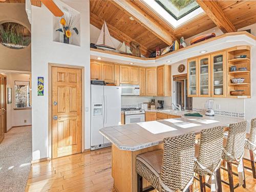 Fantastic Lakeview house with large decks