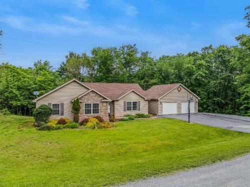 Otter Manor Wifi Fire Pit Gameroom Grill Private Trail — Berkeley Springs