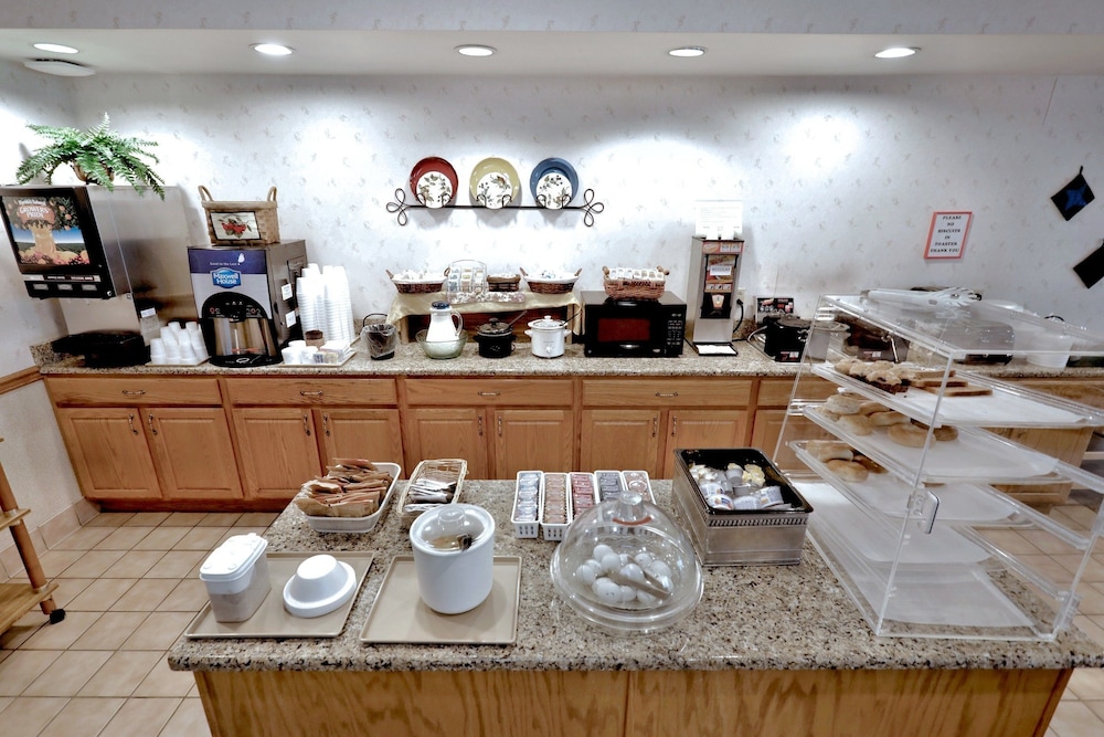 Lancaster Inn and Suites - photo 36
