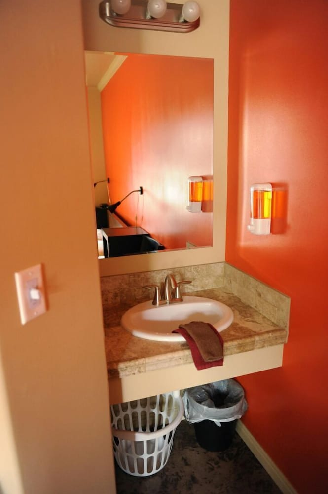 Camelot Inn at Honeyville - photo 10