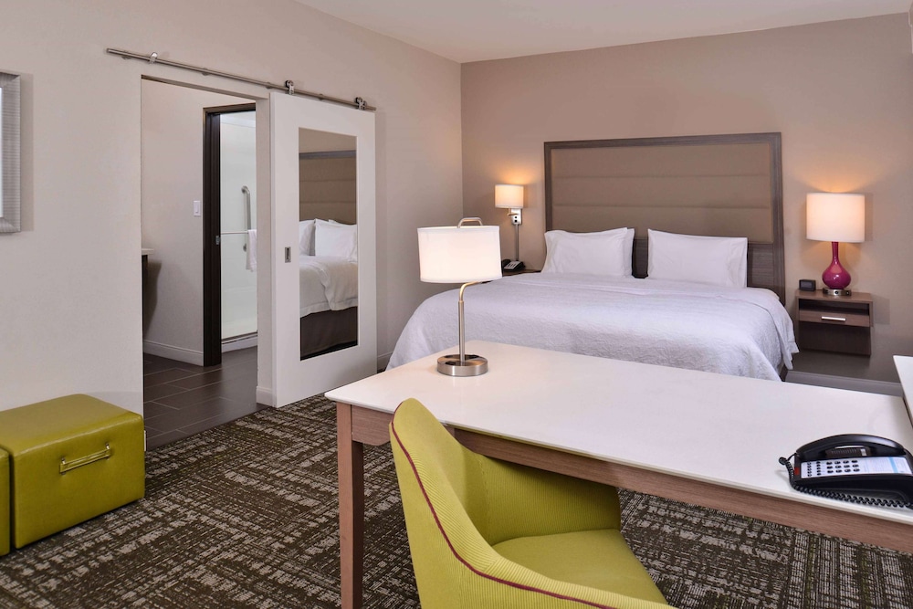 Hampton Inn & Suites Dallas Market Center - photo 27