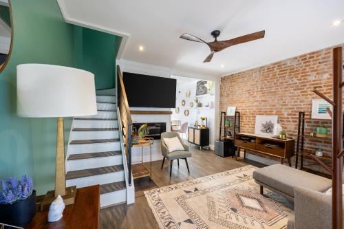 Charming 2BR Townhouse with Patio & Parking in DC — 4-Star Luxury Hotel in Washington, United States