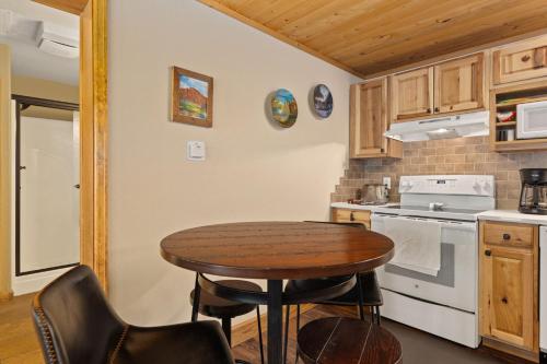 Creekside Suites 06 by Estes Park Condos — 4-Star Luxury Hotel in Estes Park, United States