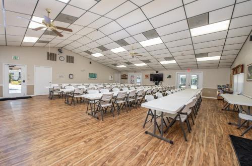 Water's Edge RV Resort - photo 5