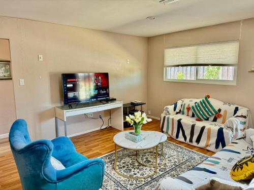 Chic Home with Expansive Backyard duplex back unit — 4-Star Luxury Hotel in San Mateo, United States