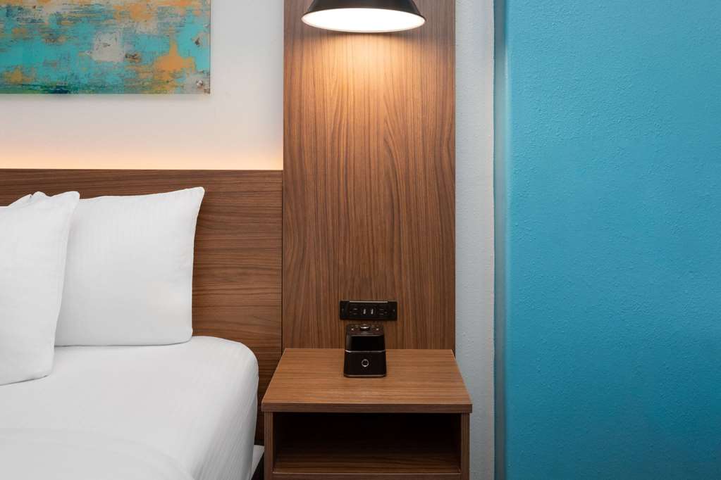La Quinta Inn & Suites by Wyndham Angleton - photo 30
