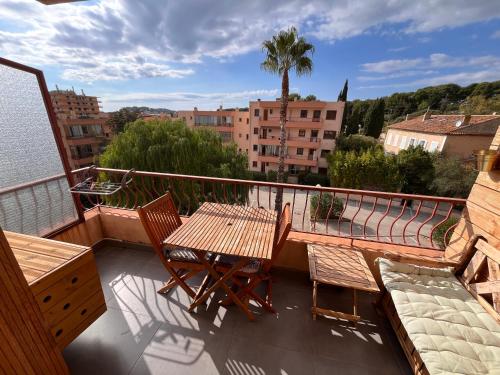 Superbe Studio 34m2 Avec Terrasse Apercu Mer in Sanary-Sur-Mer, France