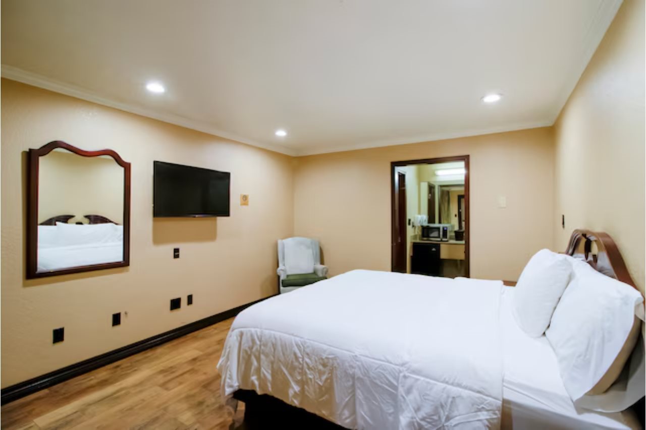 OYO Pinewood Inn & Suites Silsbee - photo 84