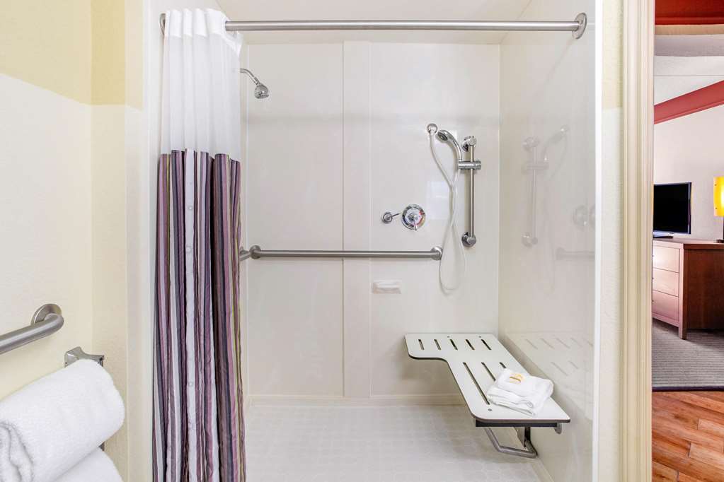 La Quinta Inn & Suites by Wyndham Raleigh Crabtree - photo 10