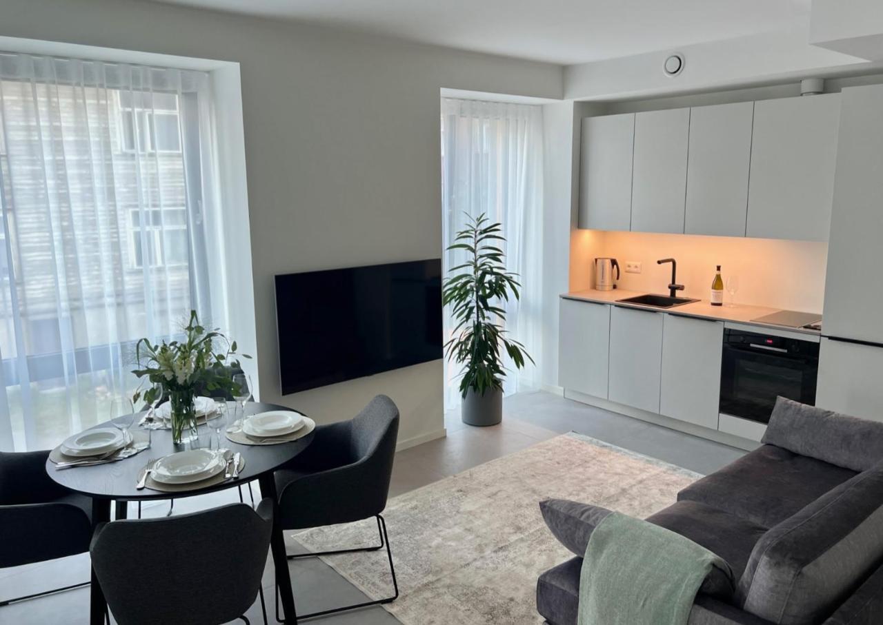 Brand new city centre apartment free parking spot