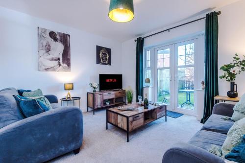 Modern 4 Bed Townhouse in Crewe by 53 Degrees Property Ideal for Contractors & Business FREE Parking Sleeps 8 — 4-Star Luxury Hotel in Crewe, United Kingdom