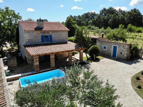 Family sized renovated Istrian house w lavand field 20min from Rovinj. — 4-Star Luxury Hotel in Zminj, Croatia