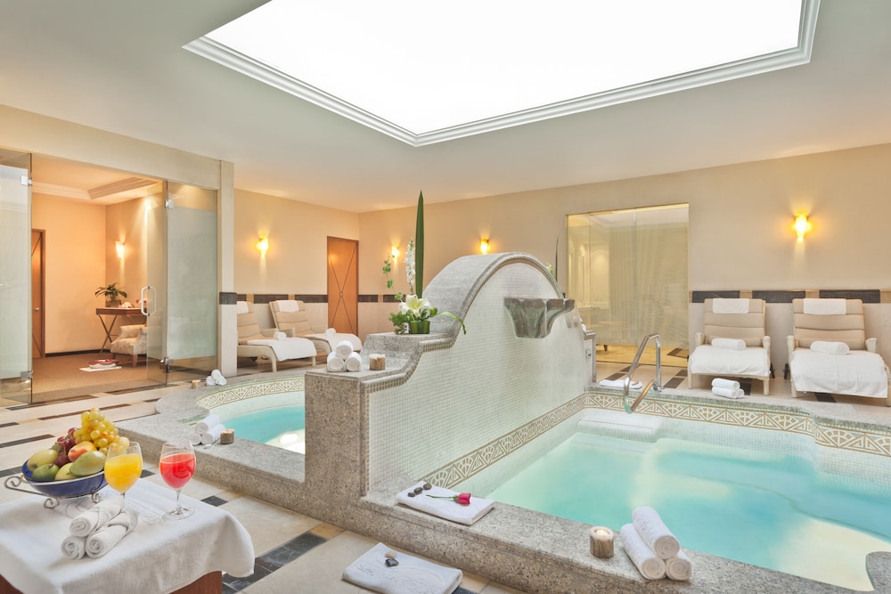 Indoor spa tub
