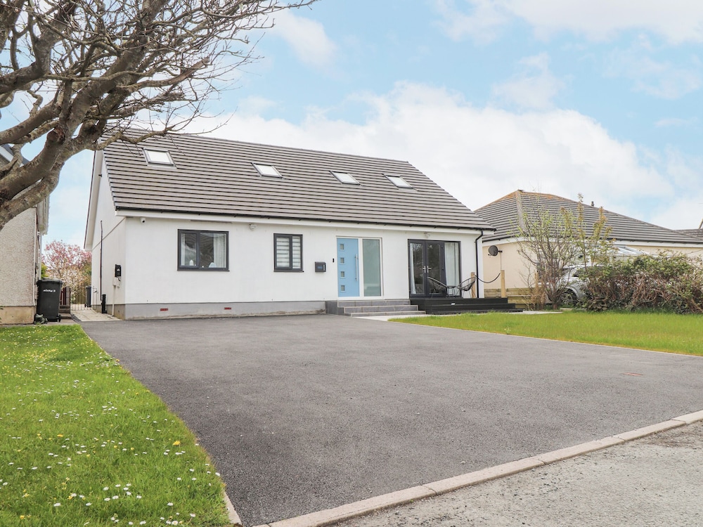 Blue Bay Villa — 4-Star Luxury Hotel in Holyhead, United Kingdom