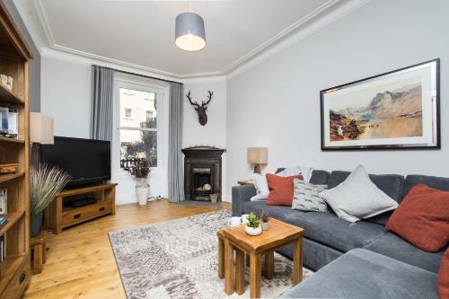 Beautiful Traditional 2 Bedroom Main Door Flat — 4-Star Luxury Hotel in Edinburgh, United Kingdom
