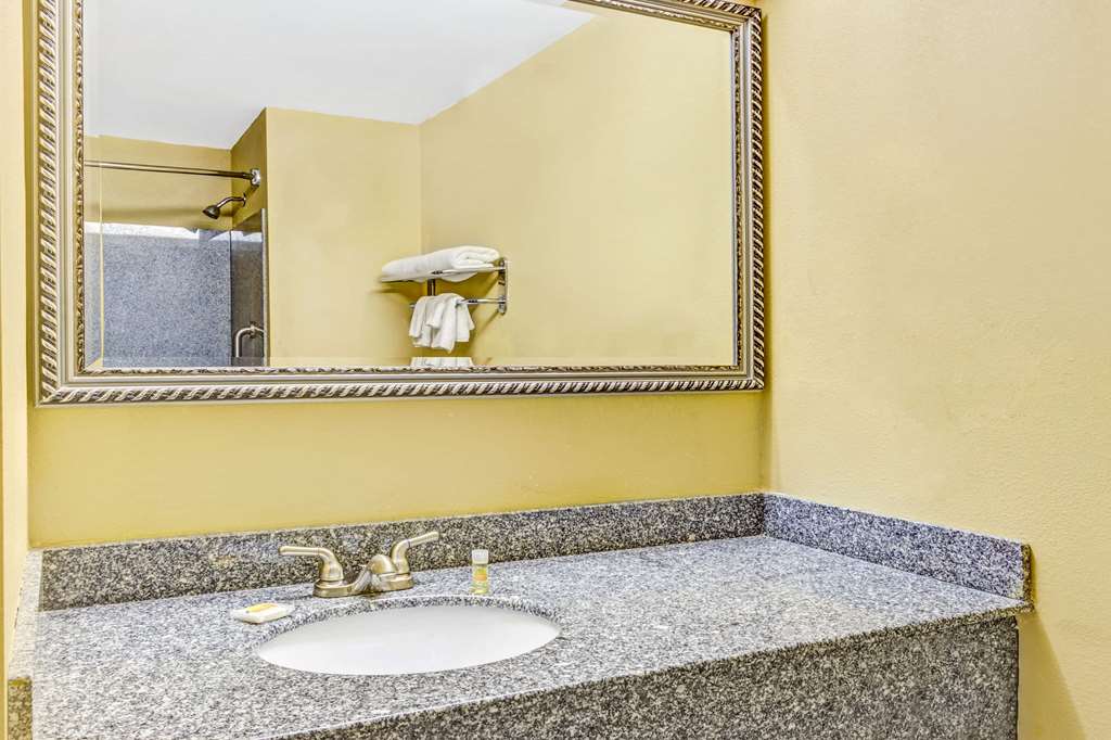 Days Inn & Suites by Wyndham Jeffersonville IN - photo 5