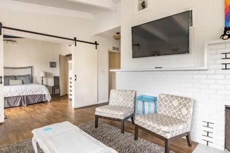 Black Bear Haven Hot tub Pool table BBQ Darts in Oakhurst, United States