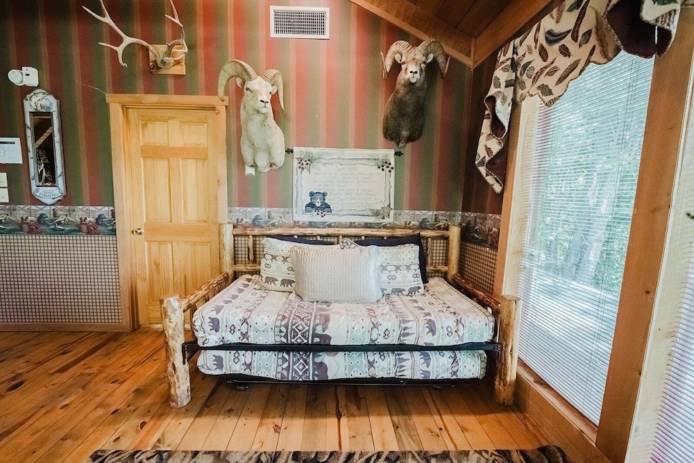 Big Kahuna Lodge 3 Bedroom Cabin by RedAwning — 4-Star Luxury Hotel in Sevierville, United States